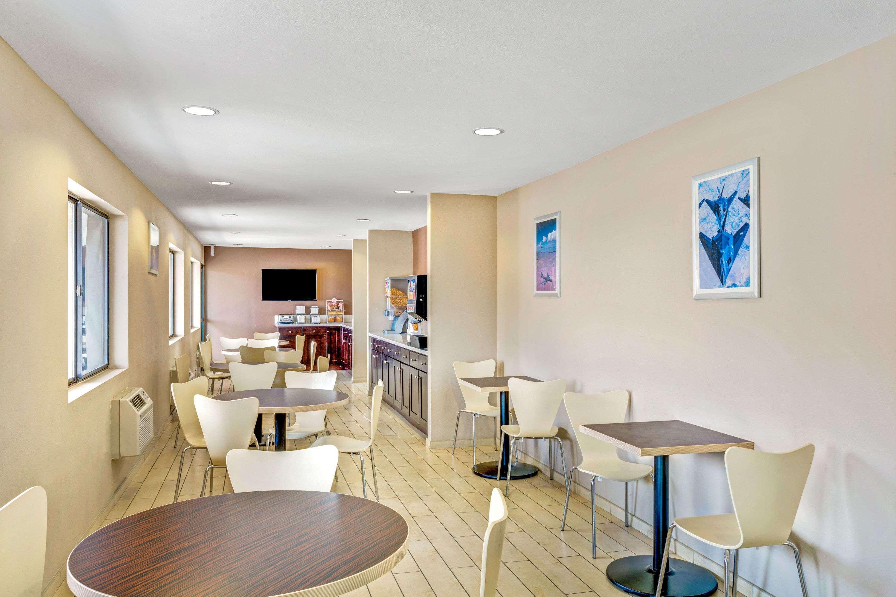 Super 8 By Wyndham Las Vegas Nellis Afb Area Buitenkant foto